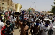 SUDAN: MILLION-MAN MARCH REACHES THE PARLIAMENT, POLICE USES TEAR GAS TO DISPERSE PROTESTERS