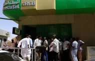 SUDAN : CITIZENS LINE UP FOR CASH WITHDRAW FROM BANKS DESPITE OF HEALTH WARNINGS
