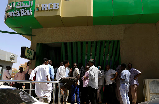 SUDAN : CITIZENS LINE UP FOR CASH WITHDRAW FROM BANKS DESPITE OF HEALTH WARNINGS